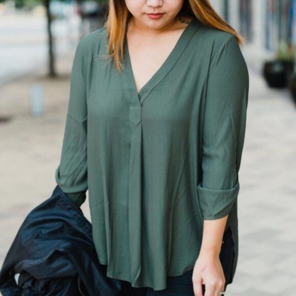 NWT LUSH V-Neck Roll Tab Sleeve Top S Work Blouse Lightweight Crepe Curved Hem - Picture 1 of 2
